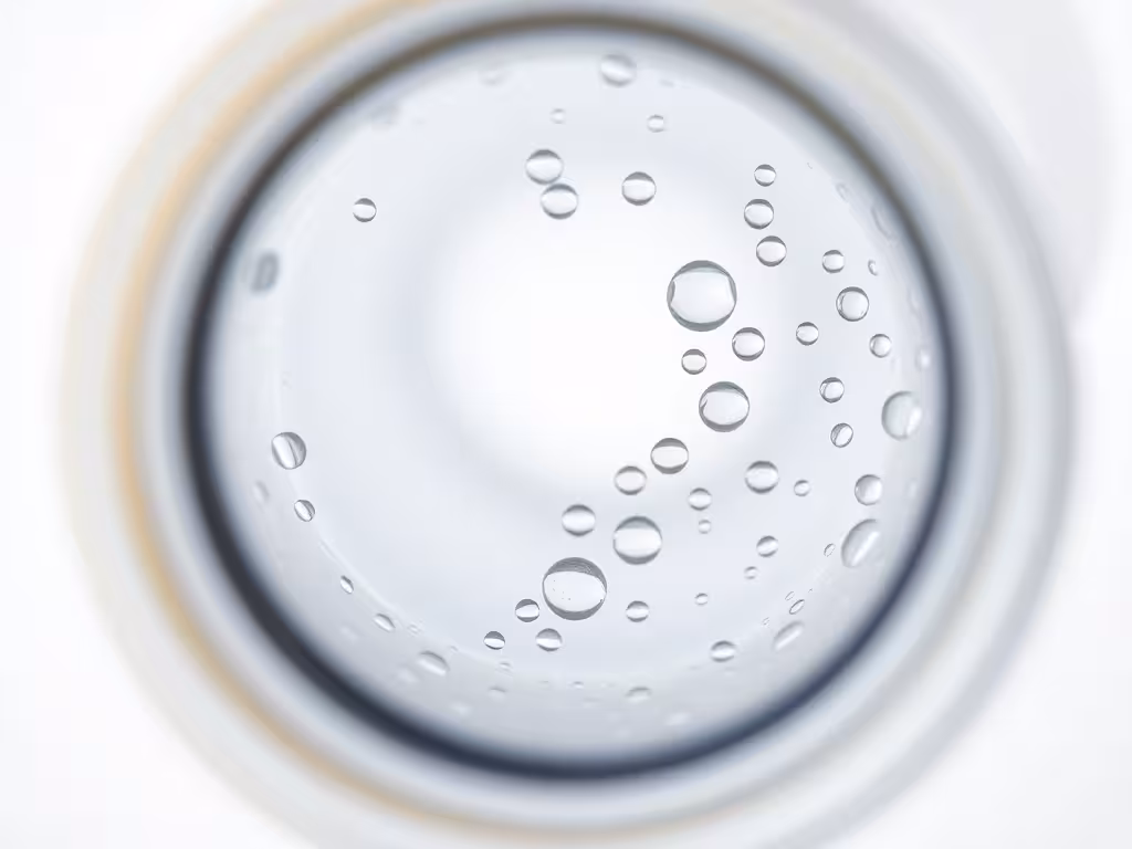 Cartouche filtrante d'osmose inverse vue en détail, montrant le processus de filtration de l'eau.