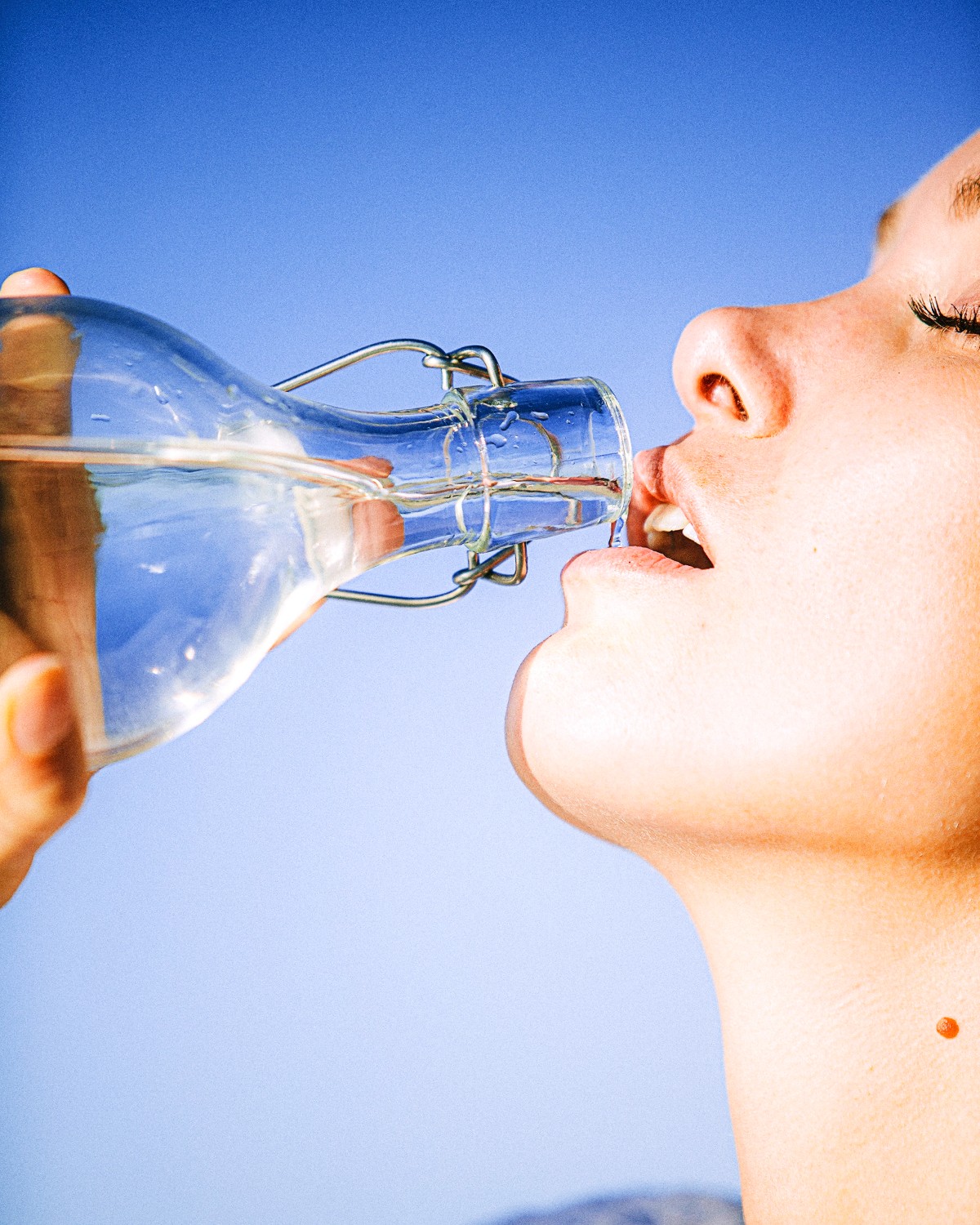 choisir eau femme buvant de l'eau en bouteille